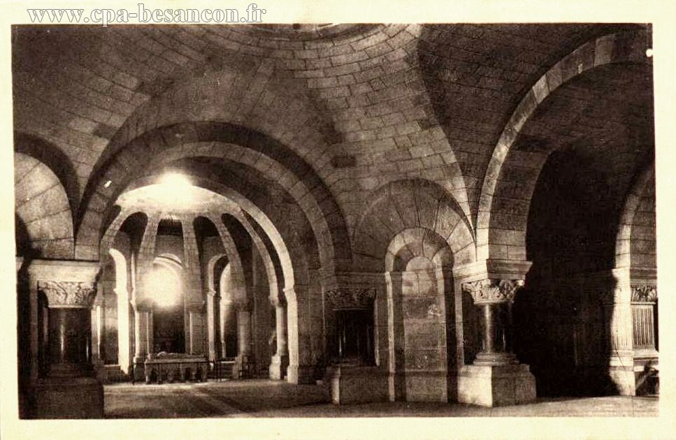 BASILIQUE des SAINTS FERRÉOL et FERJEUX - BESANÇON - Intérieur de la Crypte - Vue sur l'Autel
